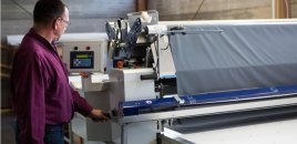 Teak Safe Grau wird bei Heinemeyer maschinell zugeschnitten